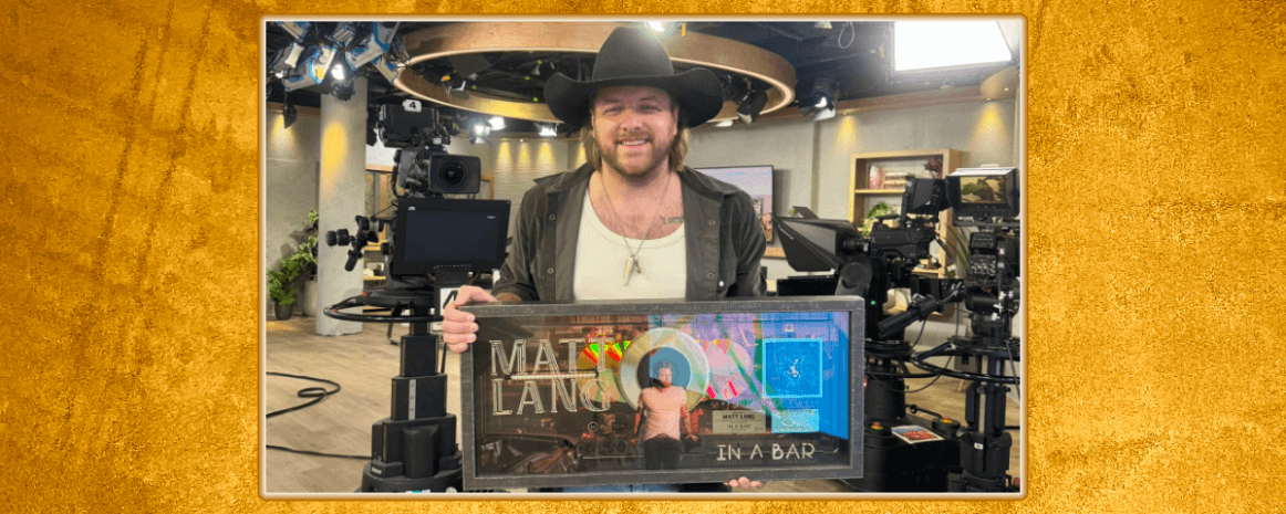 Matt Lang re&ccedil;oit un single or pour sa chanson In a Bar